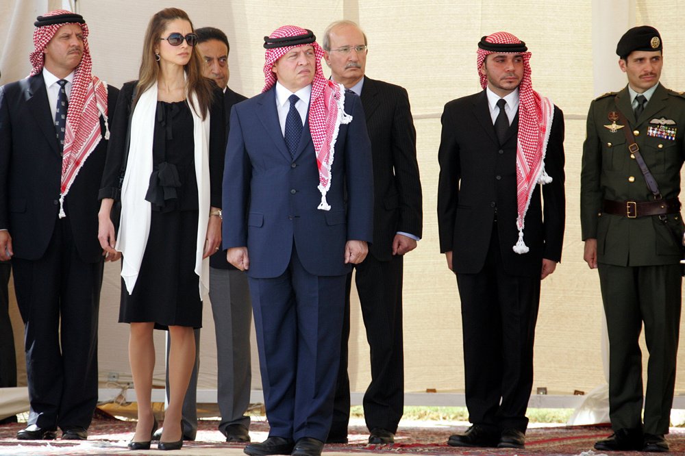 Le prince Faisal de Jordanie, la reine Rania, le roi Abdullah II, le premier ministre Nader Dahabi, le prince Ali et le prince Hamza à l'aéroport d'Amman, le 14 octobre 2009., Getty Images