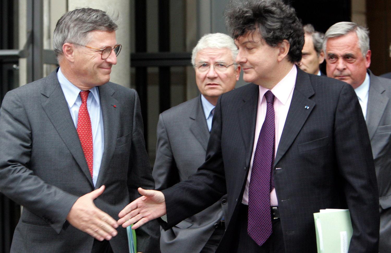 Thierry Desmarest (à gauche), directeur général de Total et le ministre français des Finances, Thierry Breton (2e à droite),après une réunion au ministère des Finances, à Paris, le 16 septembre 2005., Reuters