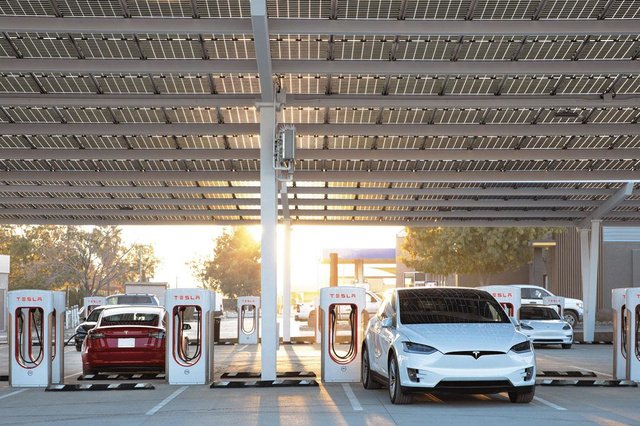 Tesla, Ionity, et les autres: le business naissant de la charge (ultra)rapide