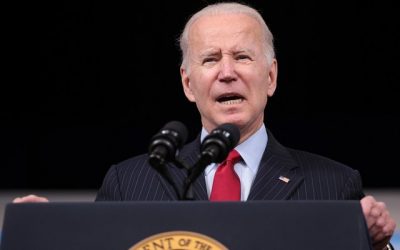 Biden à l'offensive pour faire baisser le pétrole et remonter sa cote auprès des Américains