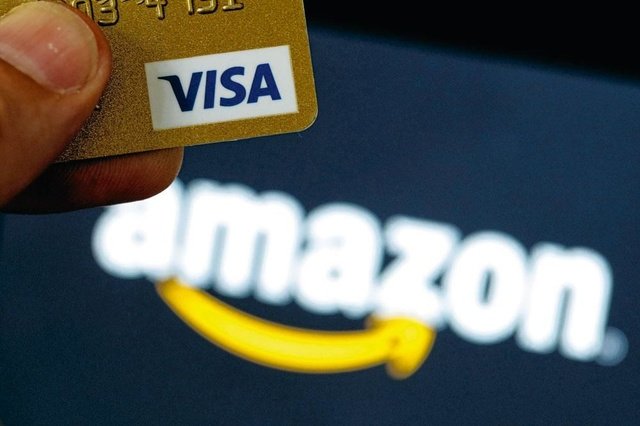 Les Britanniques ne pourront plus payer avec une carte Visa sur Amazon en raison de “frais élevés”