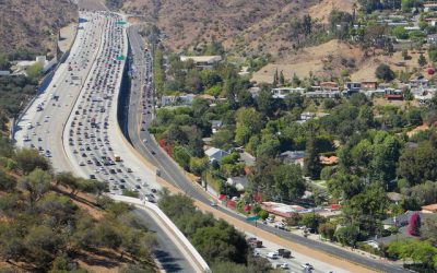Pluie de billets sur une autoroute californienne (vidéo)