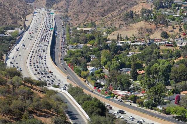 Pluie de billets sur une autoroute californienne (vidéo)