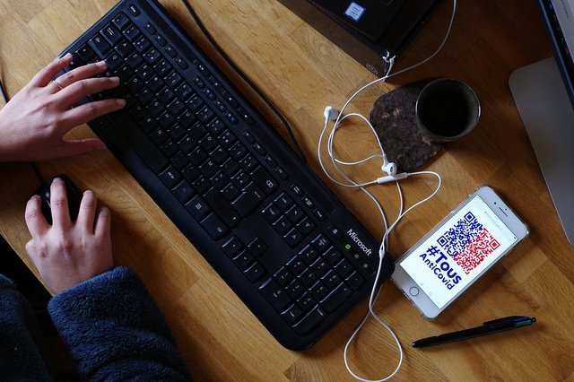 Pour la FEB, les contacts à haut risque devraient pouvoir continuer à travailler sous conditions