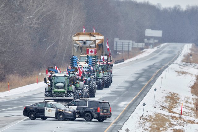L'industrie automobile touchée au coeur par le blocage d'un pont au Canada