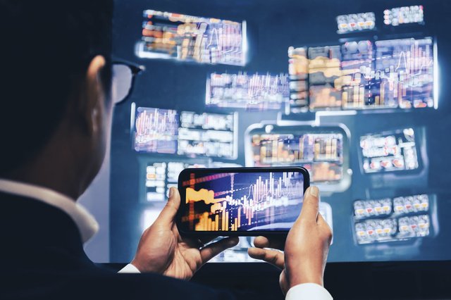 Investir en Bourse: avantages et inconvénients d'un courtier