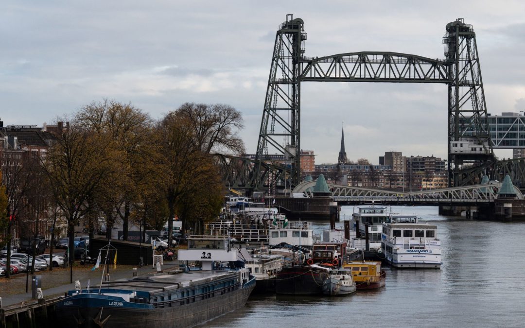 Le gros yacht de Jeff Bezos provoque la consternation à Rotterdam