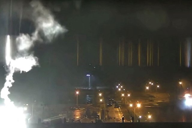 EN DIRECT | La plus grande centrale nucléaire d'Europe touchée par des frappes russes