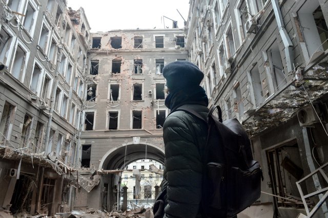 EN DIRECT | L'étau se resserre sur Kiev, la Russie annonce ouvrir des couloirs humanitaires